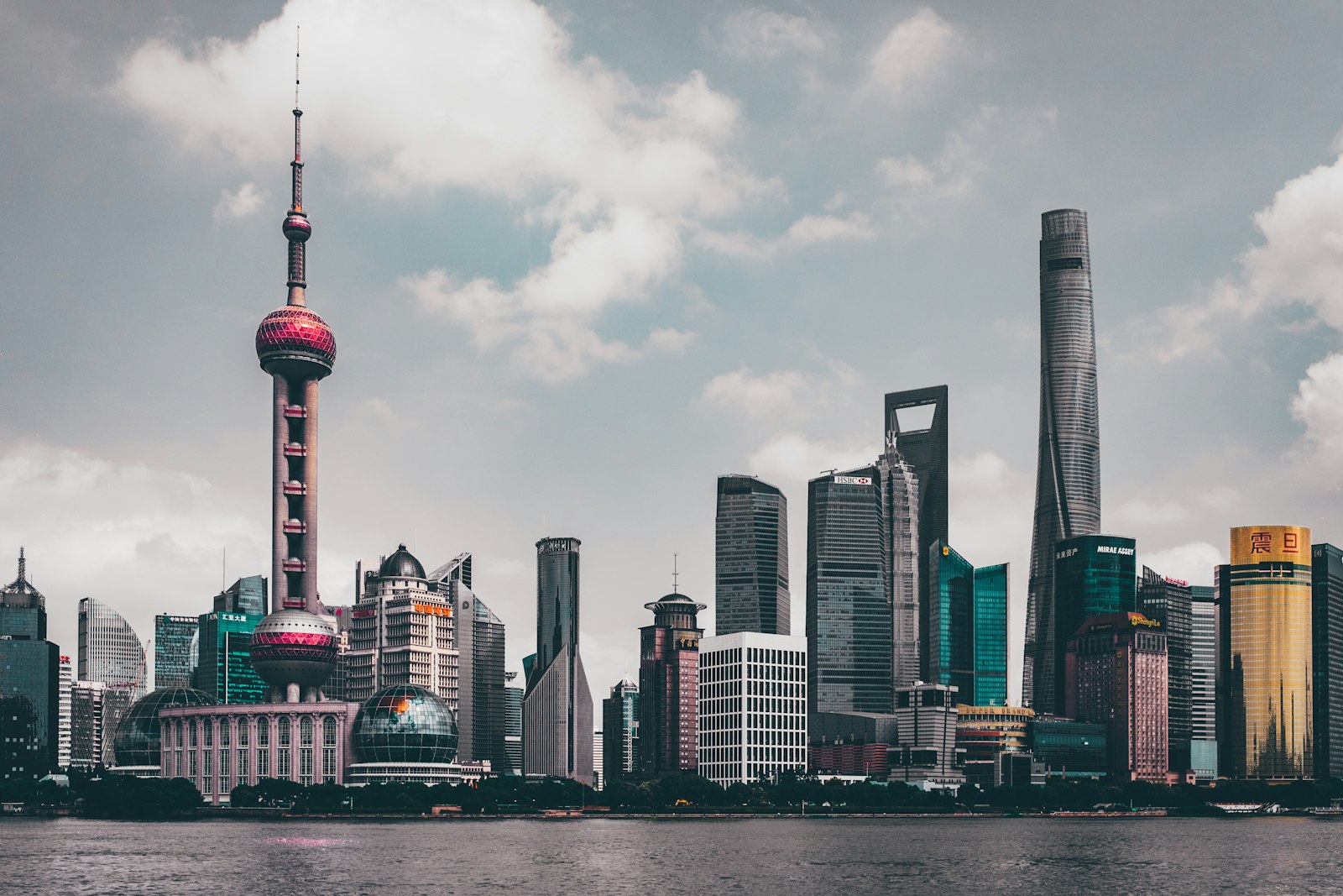 Xi sets people-centric AI governance frame at Shanghai conference